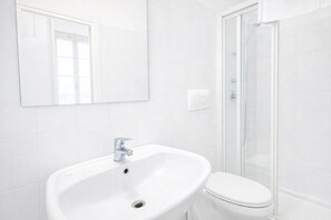 Classic Apartment | Bathroom - dHomes - Apartments and Rooms - Room 101 (Milan)