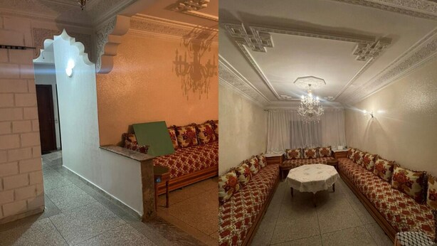 Una habitación con un conjunto de sofá, una mesita y un candelabro.