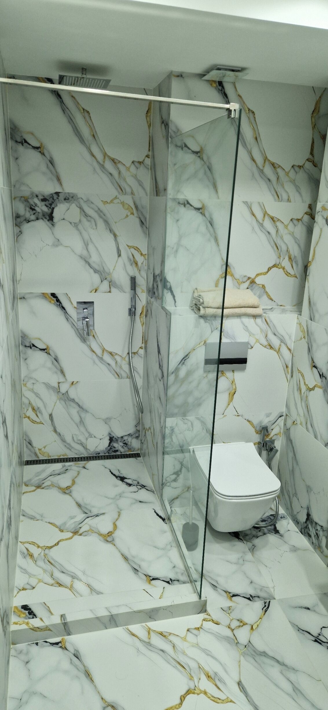 Douche, sèche-cheveux, bidet, serviettes fournies