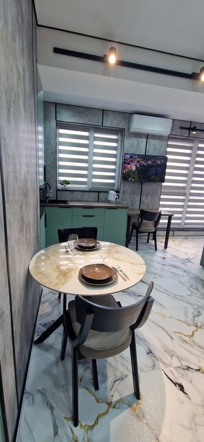 Dining - Elite Downtowne apartment (Chișinău)