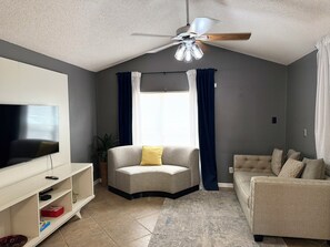 Living area - Cozy 2-bedroom house in fabulous Ocoee with AC (Ocoee)