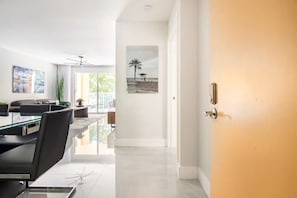 Ein modernes Interieur mit Essbereich, Küche und Wohnbereich.