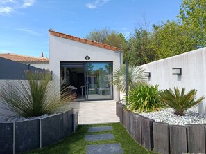 Exterior - Quiet cocoon 1★ with private terrace - at the gateway to La Rochelle & Île de Ré (L'Houmeau)
