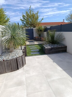 Property grounds - Quiet cocoon 1★ with private terrace - at the gateway to La Rochelle & Île de Ré (L'Houmeau)