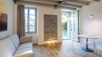 Deluxe Apartment | Living area | Flat-screen TV
