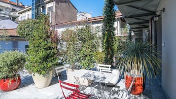 Deluxe Apartment | Outdoor dining