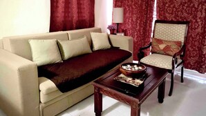 Căn hộ, 1 phòng ngủ | Phòng khách | Sách 