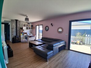Living area - House with above-ground pool (Penta-di-Casinca)