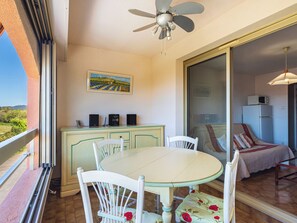 Outdoor dining - Apartment Haïti by Interhome (La Londe Les Maures)