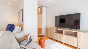 Iron/ironing board, free WiFi, bed sheets - Cozy Studio in Cedofeita by LovelyStay (Porto)
