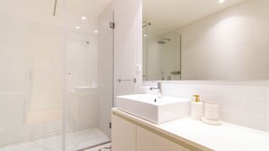 Hair dryer, towels - Cozy Studio in Cedofeita by LovelyStay (Porto)