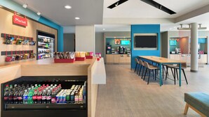 Ein modernes Interieur mit Marktbereich, Sitzgelegenheiten und einer Theke.