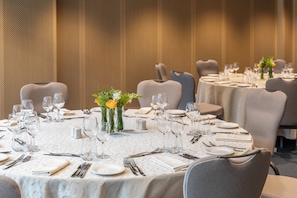 A dining area with round tables, chairs, and a white tablecloth. - Crowne Plaza Istanbul Zeytinburnu By Ihg (Istanbul)