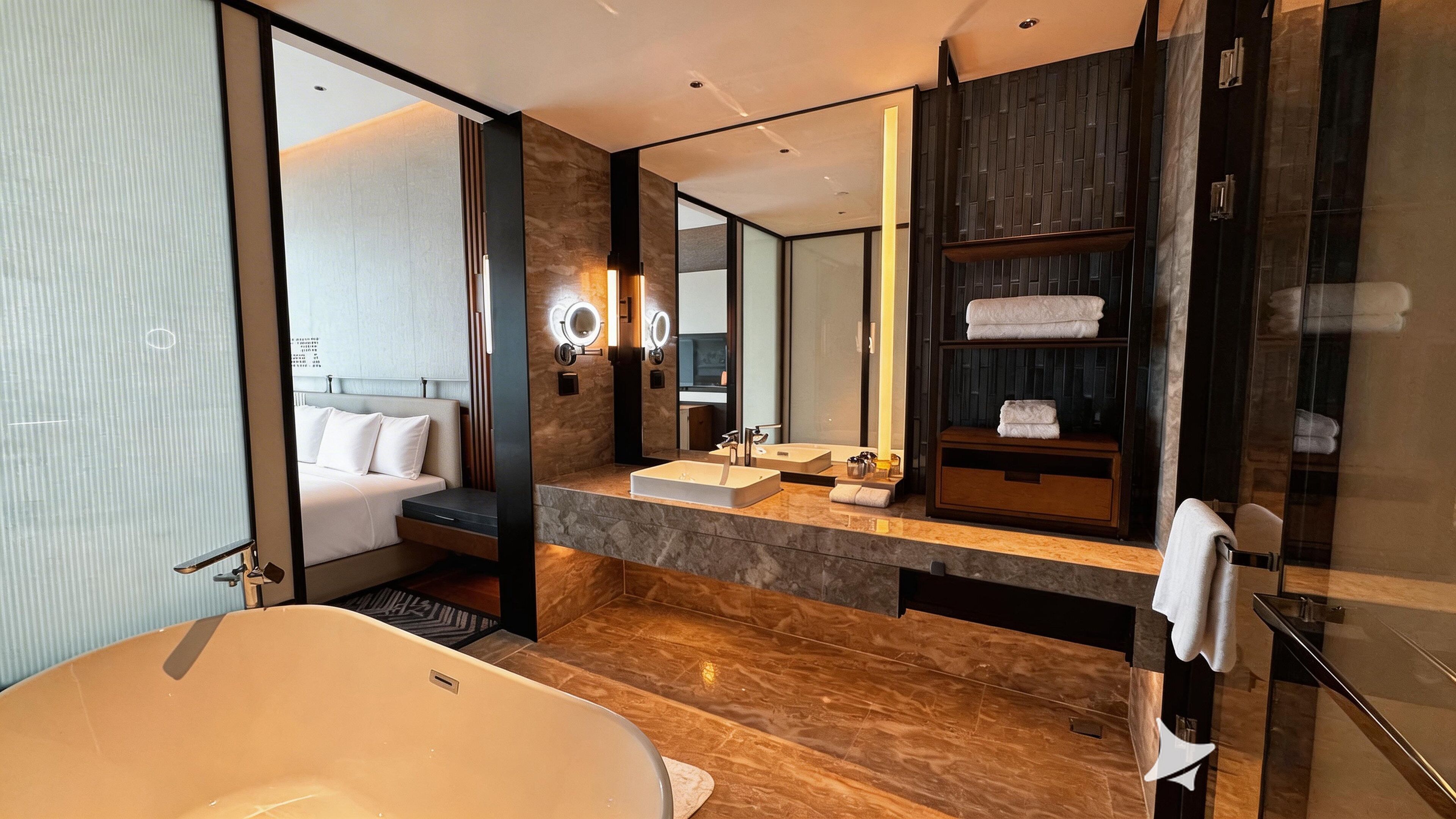 Isi minibar gratis, brankas, dan tirai kedap cahaya