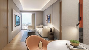Ein modernes Wohnzimmer mit einer Couch, einem Couchtisch und einem Essbereich mit Tisch und Stühlen.