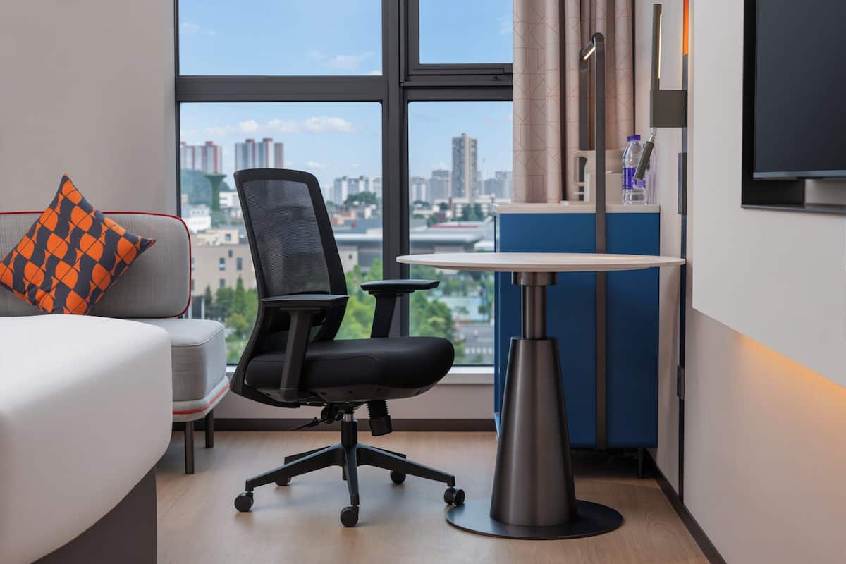 Daunenbettdecken, Schreibtisch, laptopgeeigneter Arbeitsplatz