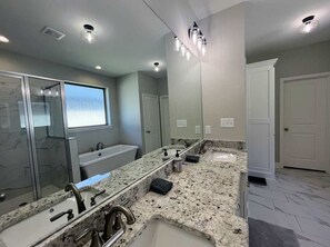 Shower - Modern Retreat on Gillian (Tyler)