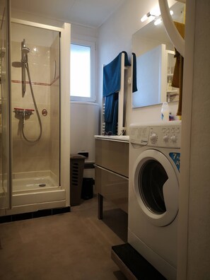 Hair dryer, towels, soap, toilet paper - T3 Sanary-Sur-Mer for rent Holiday 2026 (Sanary-sur-Mer)