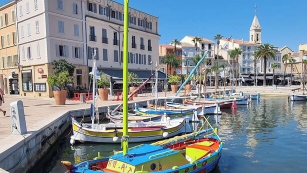 A marina with colorful boats docked, a hotel named 'HOTEL D'ATOUR' in the background, and a clear blue sky. - T3 Sanary-Sur-Mer for rent Holiday 2026 (Sanary-sur-Mer)