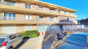 A multi-story building with balconies, a parking area, and a clear sky. - T3 Sanary-Sur-Mer for rent Holiday 2026 (Sanary-sur-Mer)
