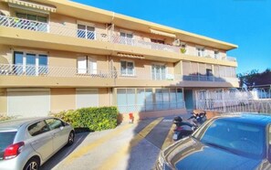 A multi-story building with balconies, a parking area, and a clear sky. - T3 Sanary-Sur-Mer for rent Holiday 2026 (Sanary-sur-Mer)