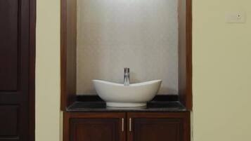 Economy-Doppelzimmer | Badezimmer