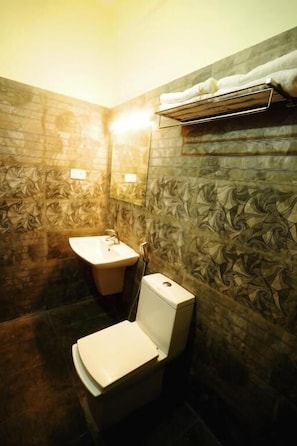 Deluxe Triple Room | Bathroom