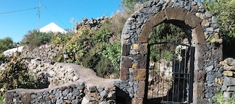 Country House 'Los Pasos Grandes' with Sea Views, Private Terrace and Wi-Fi