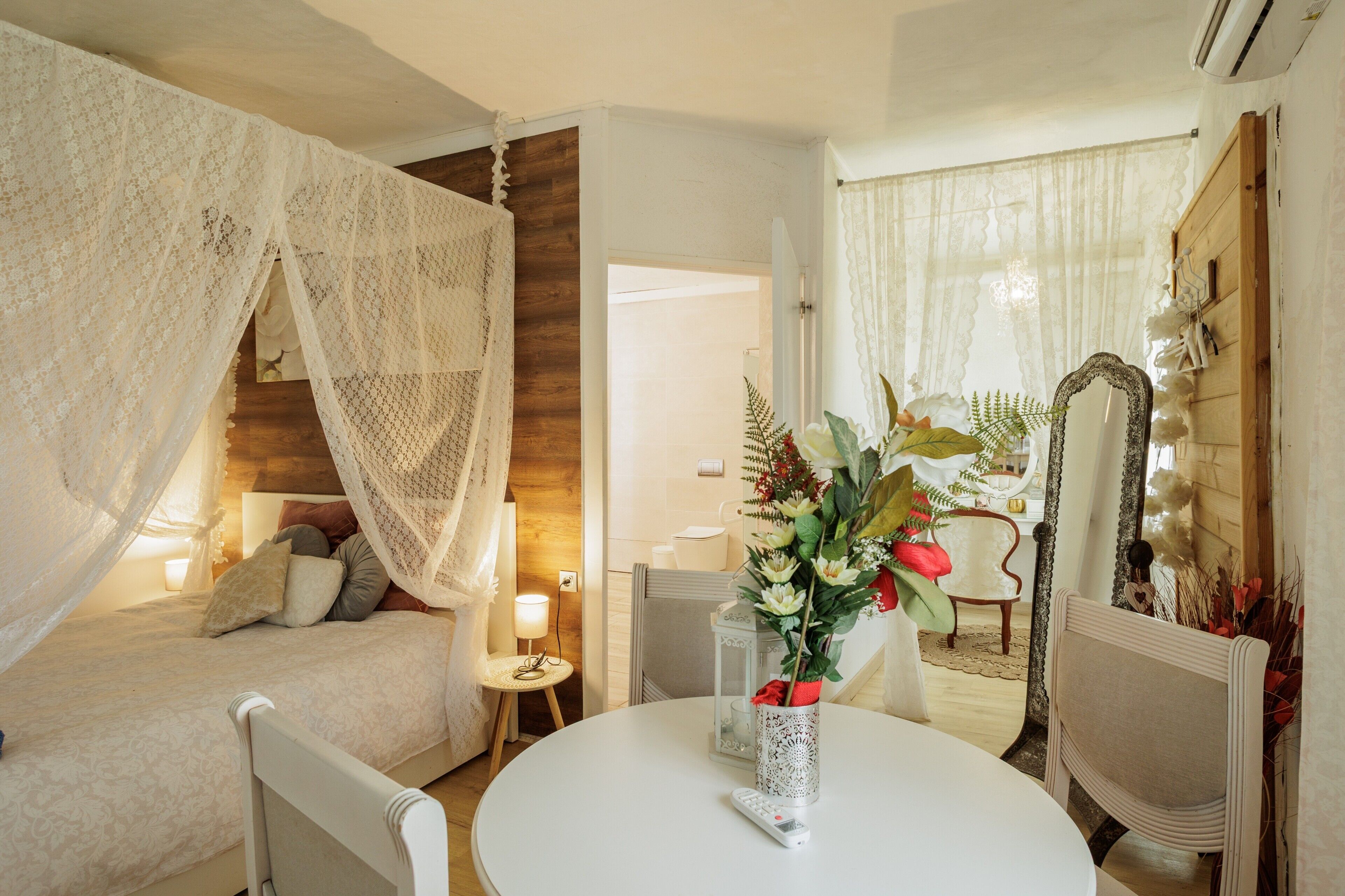 5 bedrooms, iron/ironing board, WiFi, bed sheets
