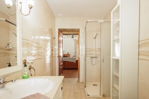 Dusche, Haartrockner, Handtücher