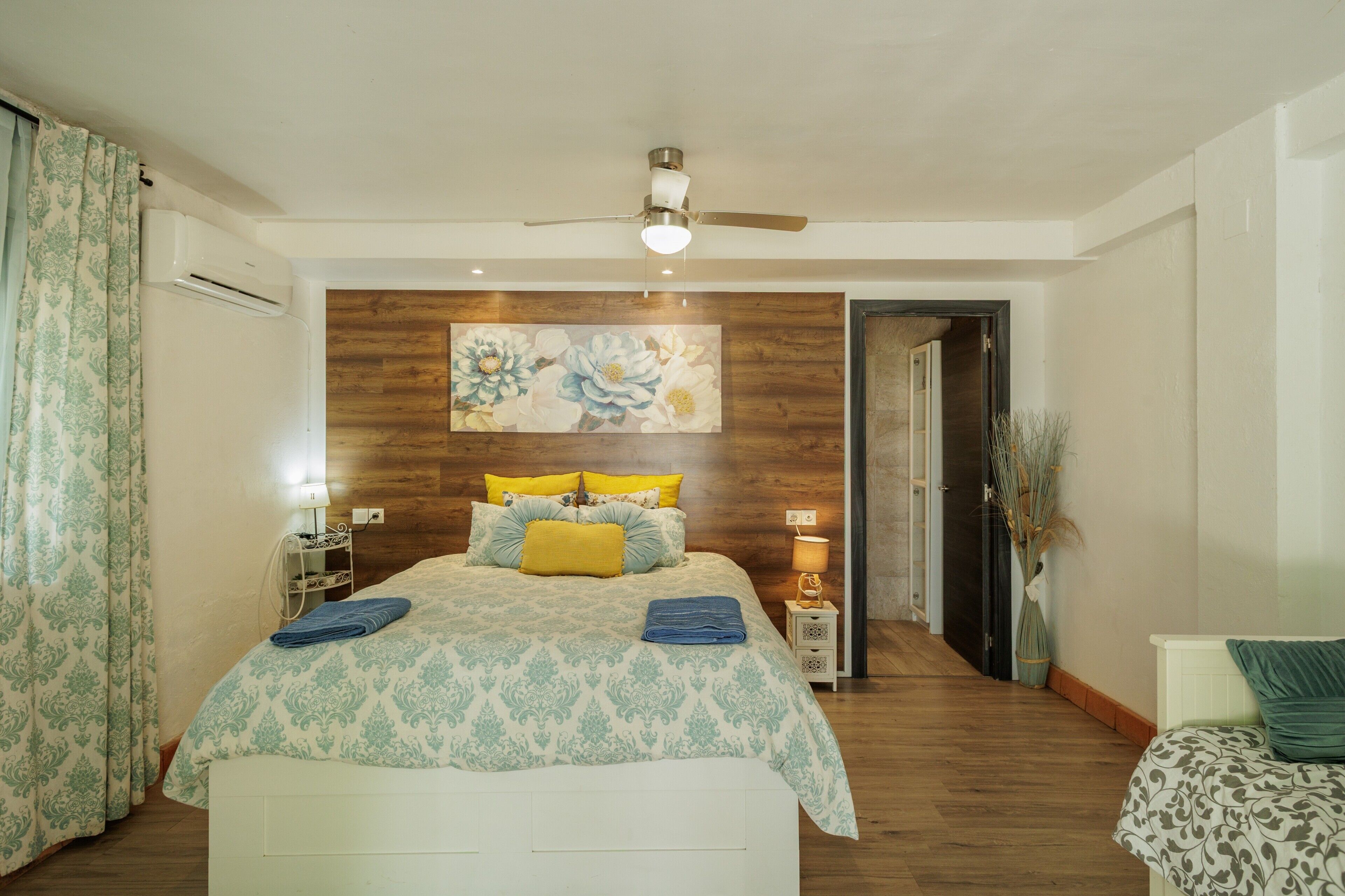 5 bedrooms, iron/ironing board, WiFi, bed sheets