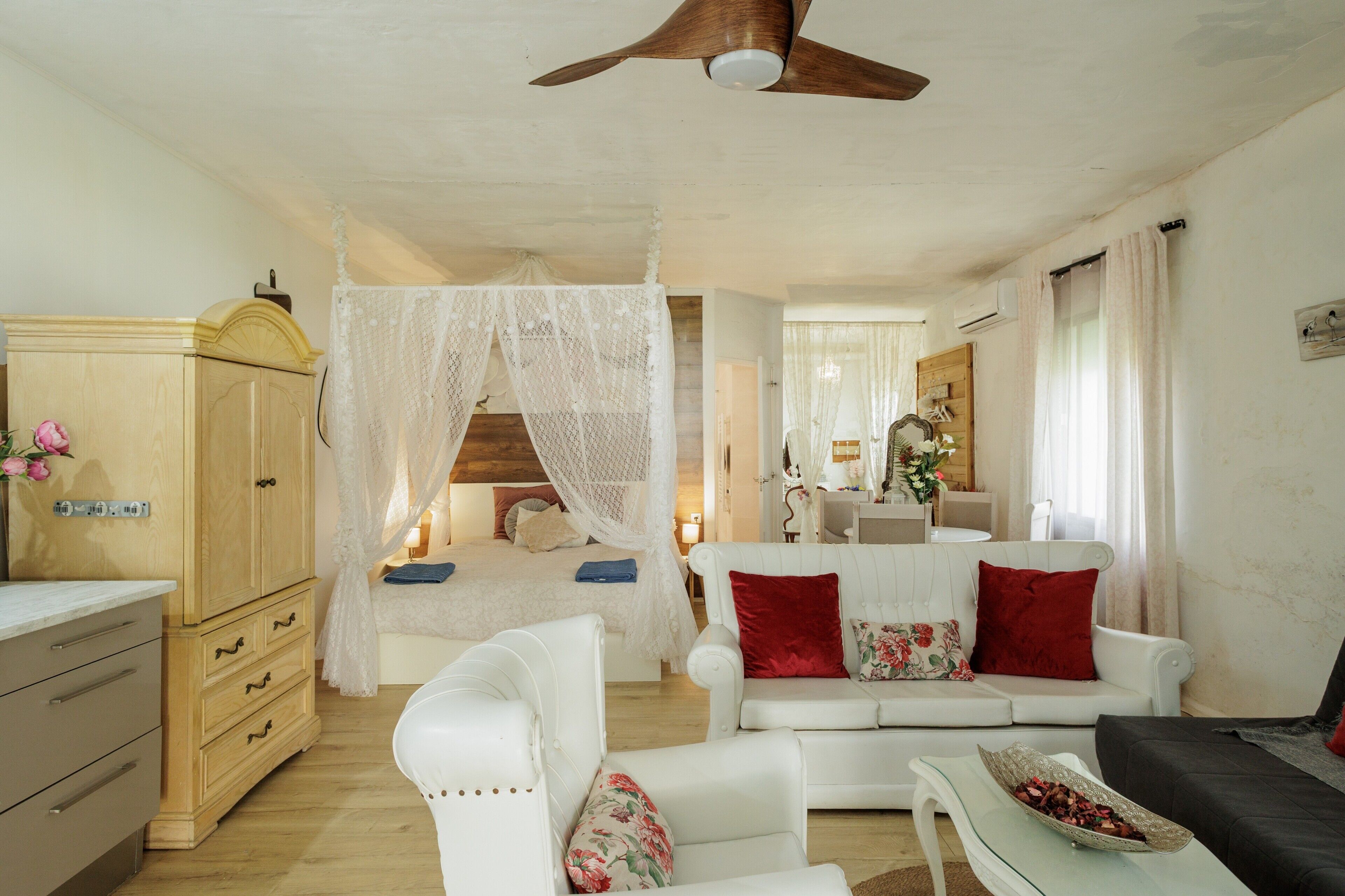 5 bedrooms, iron/ironing board, WiFi, bed sheets