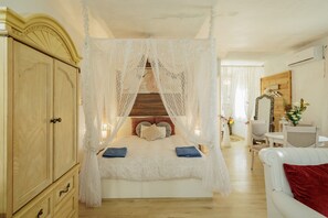 5 bedrooms, iron/ironing board, WiFi, bed sheets