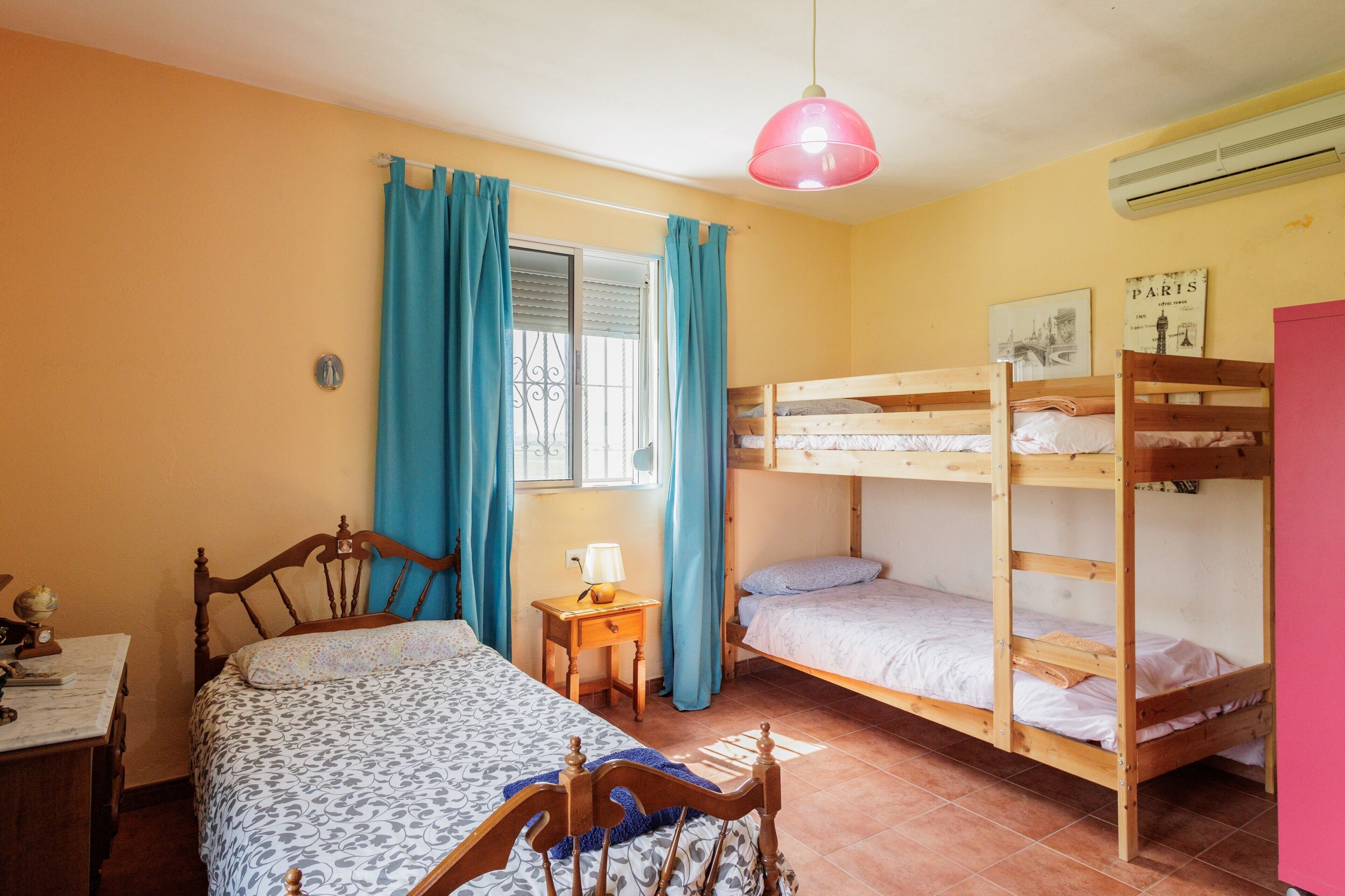5 chambres, fer et planche à repasser, Wi-Fi, draps fournis
