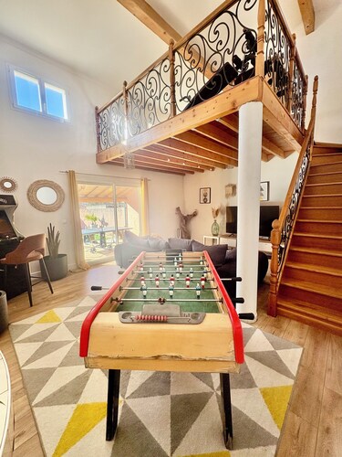 Spacious 5-bedroom villa with AC in perfect Claret