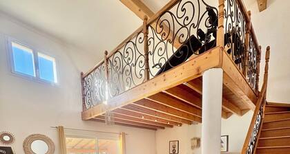 Spacious 5-bedroom villa with AC in perfect Claret