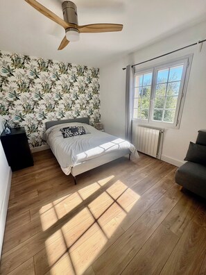 5 bedrooms, iron/ironing board, Internet, bed sheets