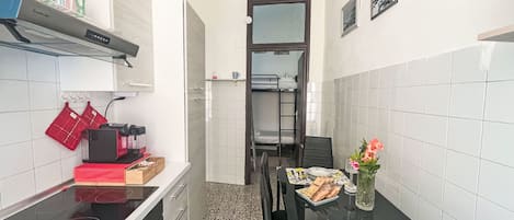 Fridge, cookware/dishes/utensils