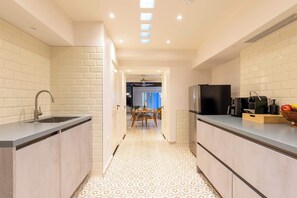 Fridge, microwave, stovetop, dishwasher - Kasa Magnolia | Stylish 3-Level City House (Willemstad)