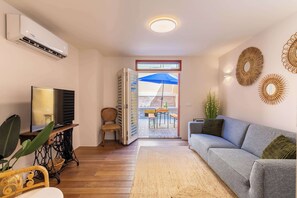 TV, offices - Kasa Magnolia | Stylish 3-Level City House (Willemstad)