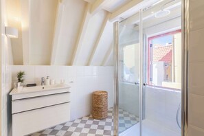 Een douche, een haardroger, handdoeken, shampoo