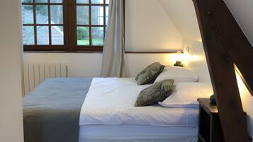 2 bedrooms, iron/ironing board, bed sheets