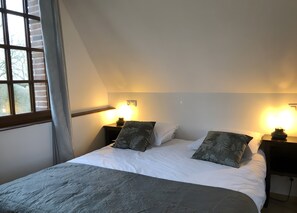 2 habitaciones, tabla de planchar con plancha y ropa de cama 