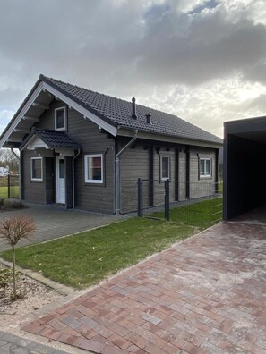 Exterior - Holiday Home at Harkebrügger See: Lake View, Private Terrace & Wi-Fi (Barßel)