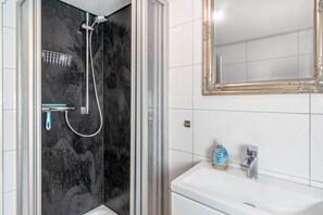 Een douche, een haardroger, handdoeken