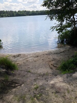 Beach - Holiday Home at Harkebrügger See: Lake View, Private Terrace & Wi-Fi (Barßel)