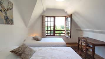 2 bedrooms, iron/ironing board, bed sheets