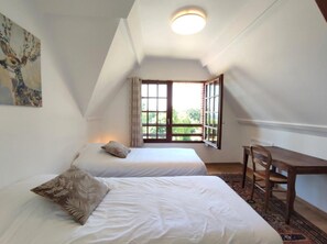 2 bedrooms, iron/ironing board, bed sheets - Holiday Home 'Gite Les Rosiers' with Private Garden (Eu)