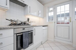 Private kitchen - Charming 3 Bed Hse Family and Long Stay (Maidenhead)