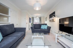 Living area - Charming 3 Bed Hse Family and Long Stay (Maidenhead)
